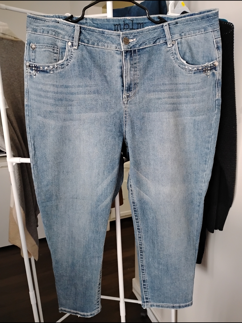 MBLM Light Blue Women Distressed Embellish Capri Stretch Jeans With Stud Pockets